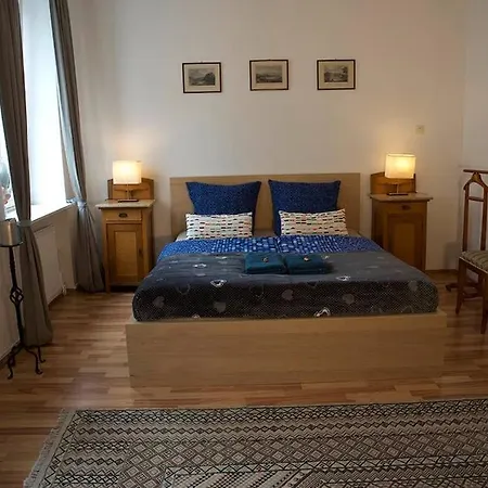 Central Sunny Quiet 3 Bedroom Apartment *