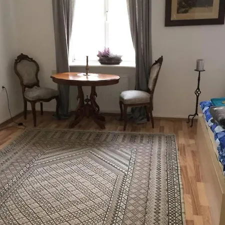 Central Sunny Quiet 3 Bedroom Apartment *